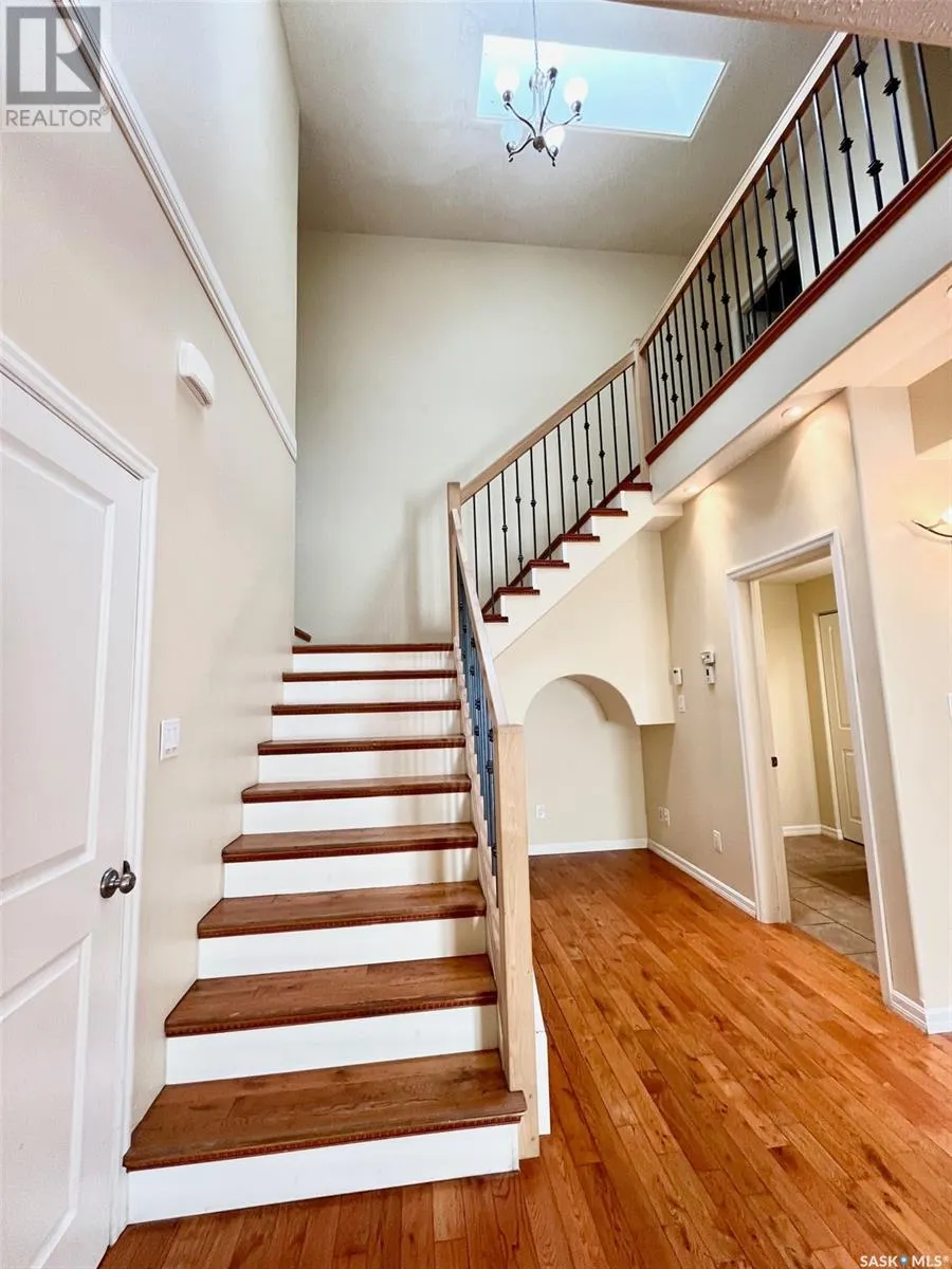 4 211 20th STREET W