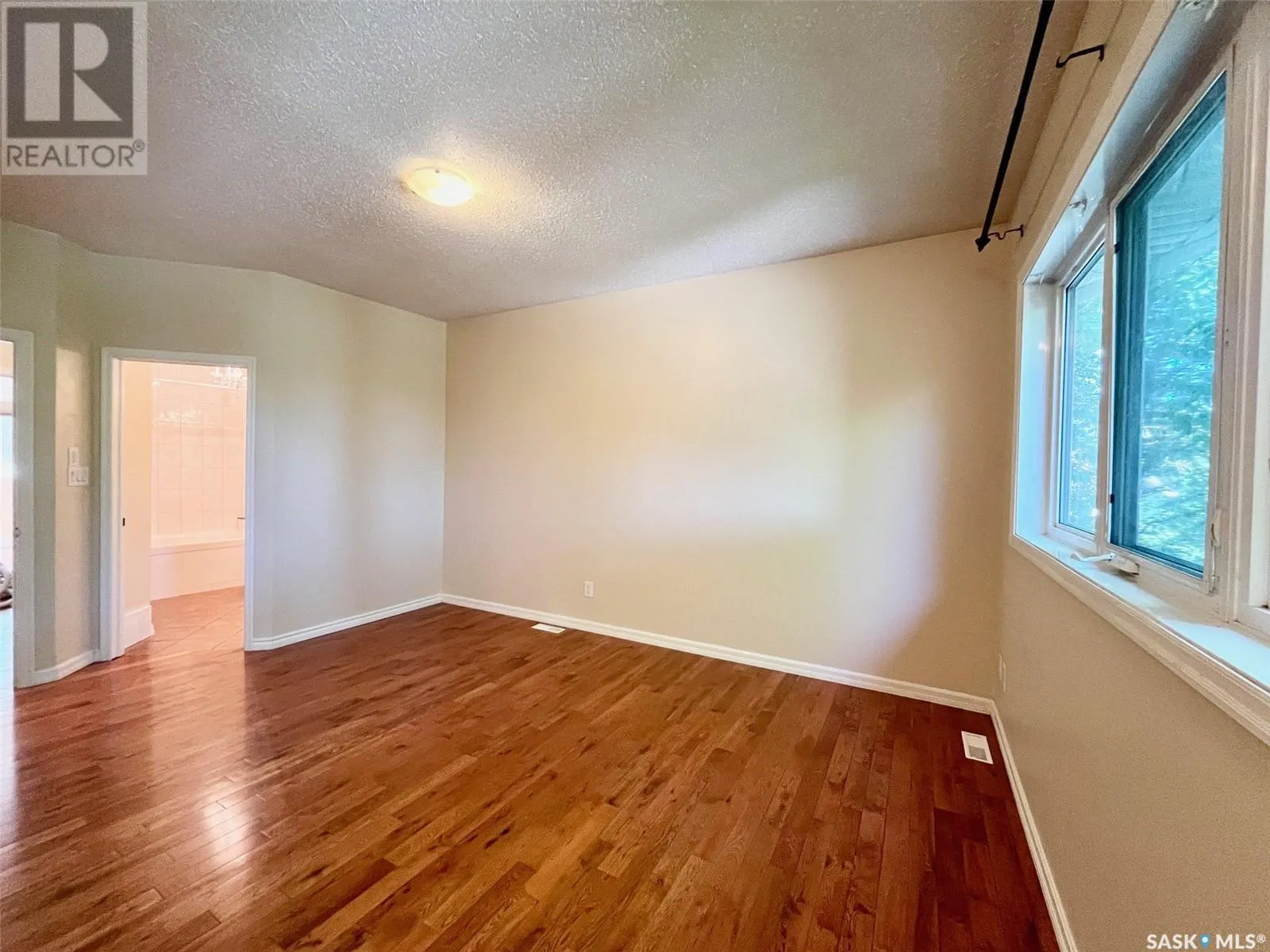 4 211 20th STREET W