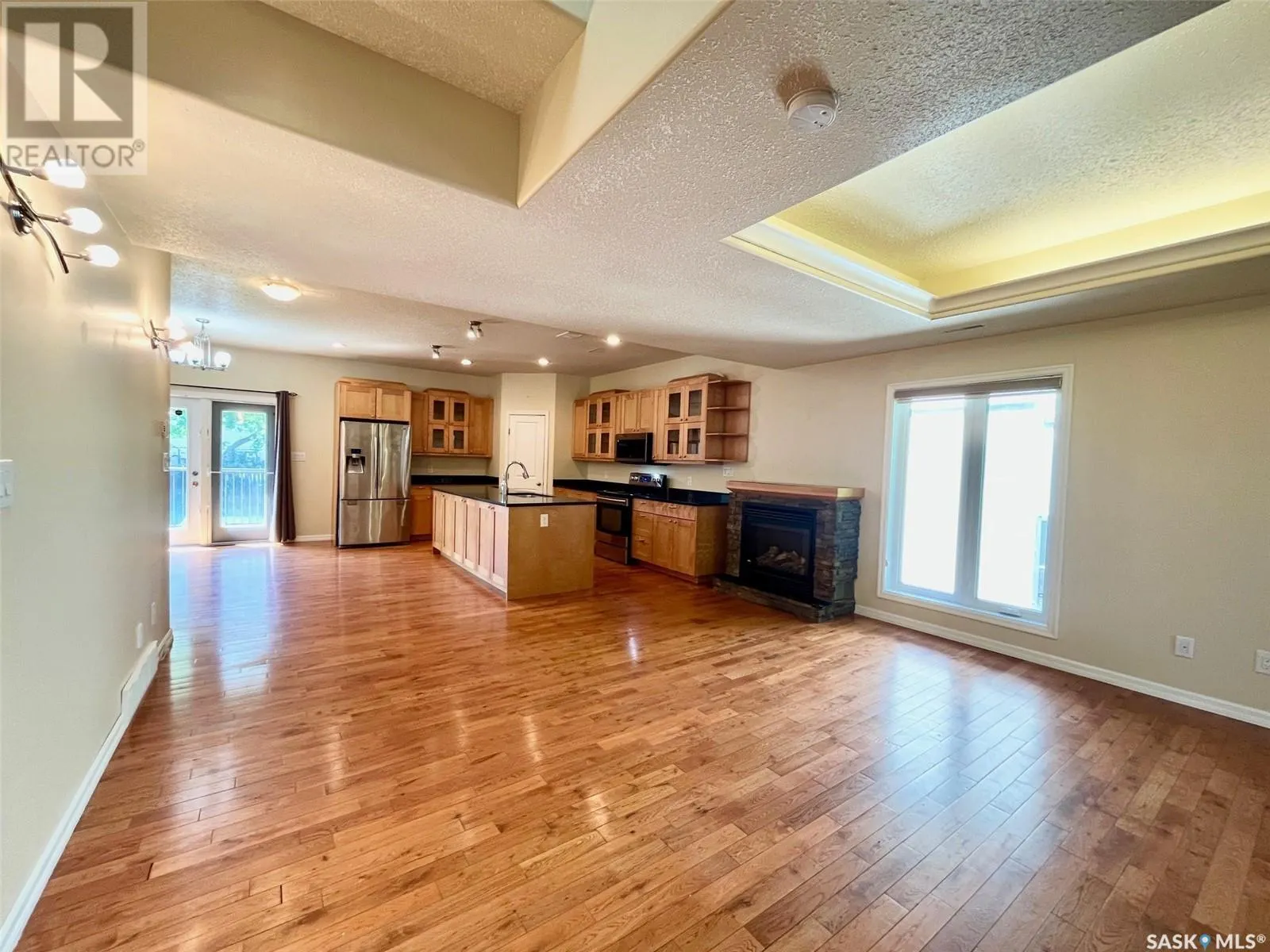 4 211 20th STREET W