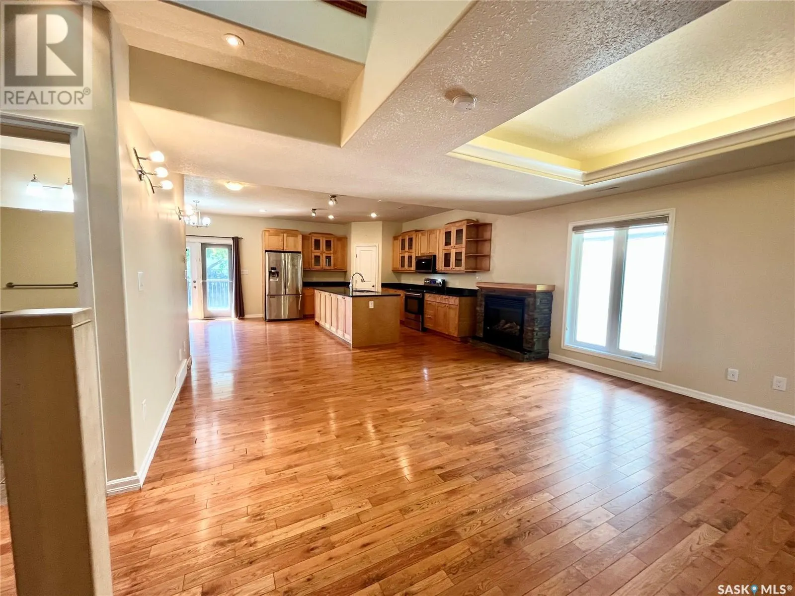 4 211 20th STREET W