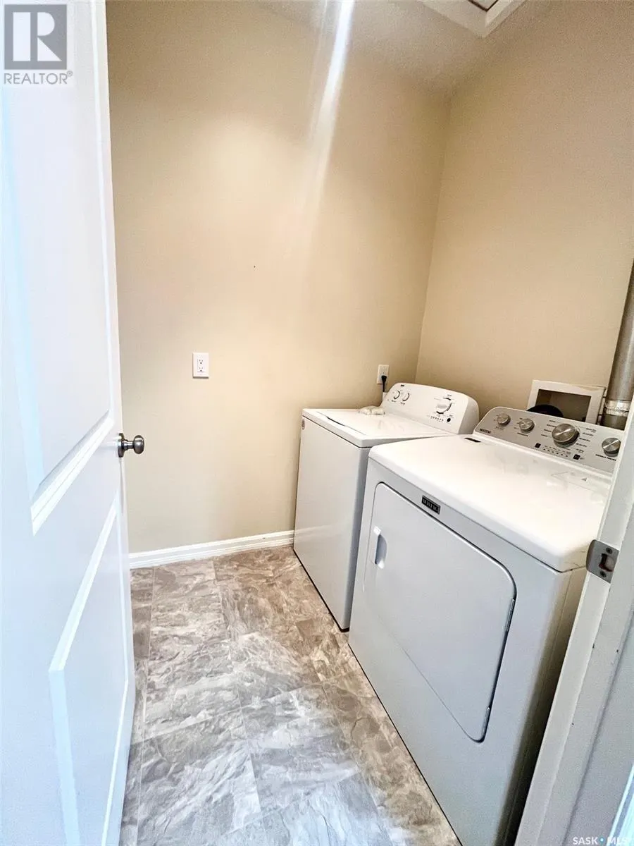 4 211 20th STREET W