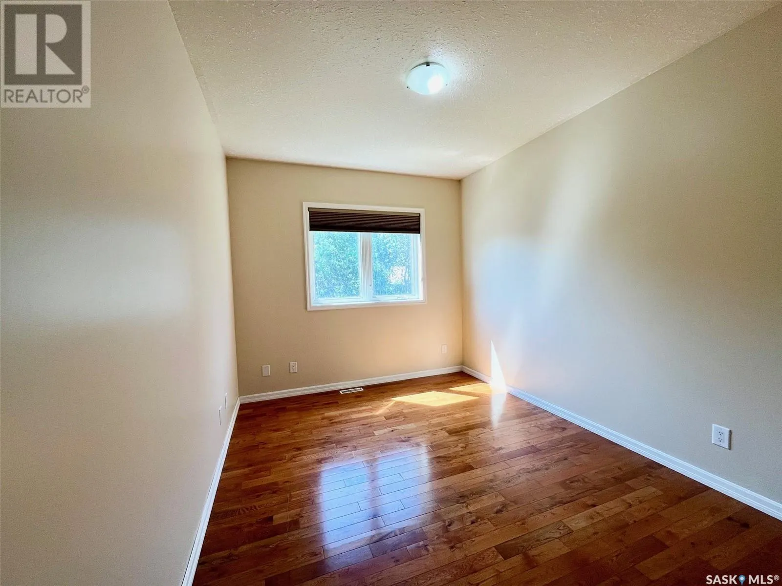 4 211 20th STREET W