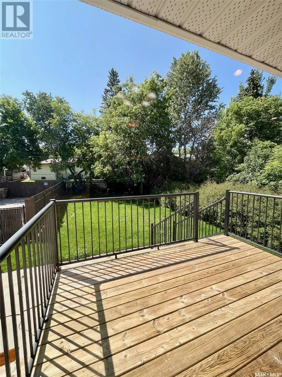 4 211 20th STREET W