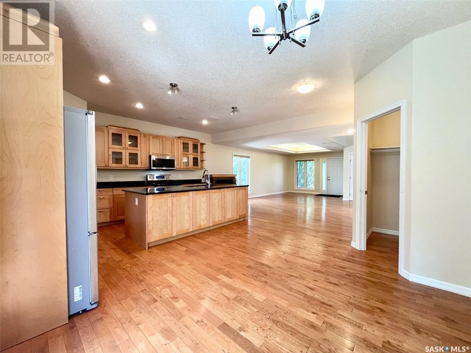 4 211 20th STREET W