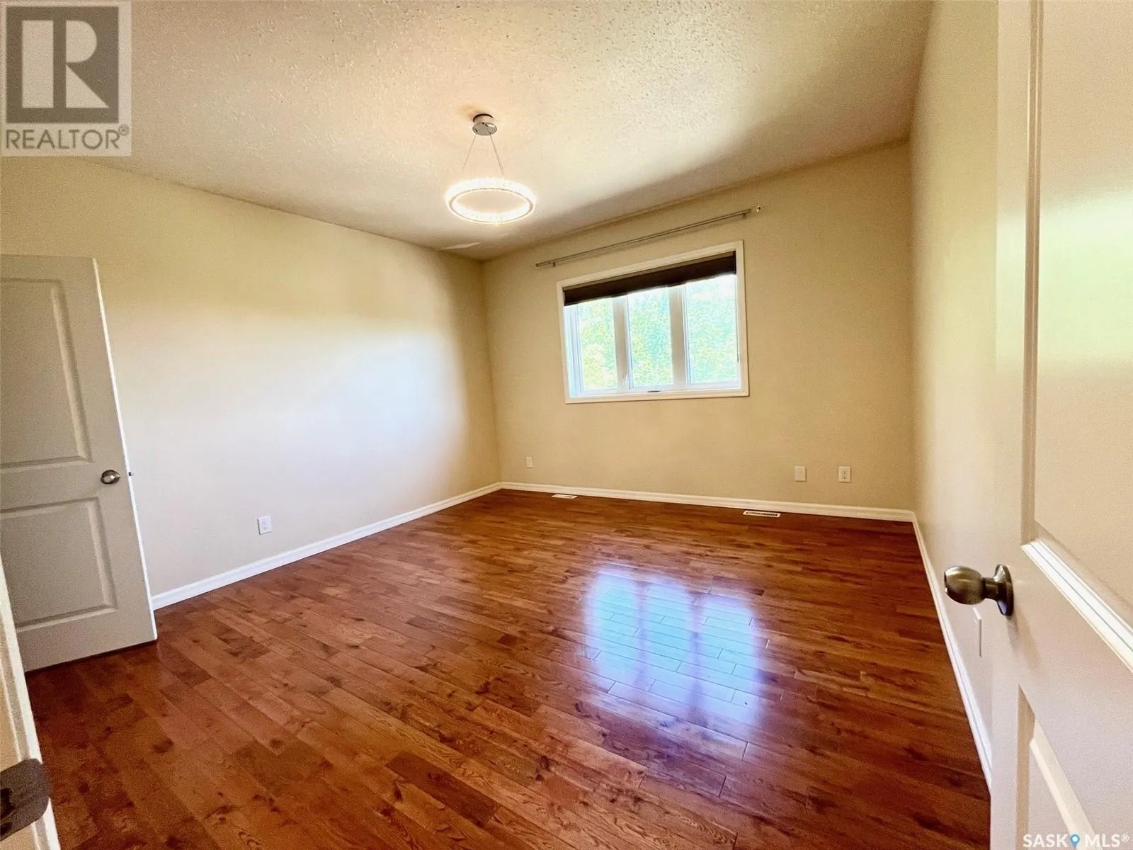4 211 20th STREET W