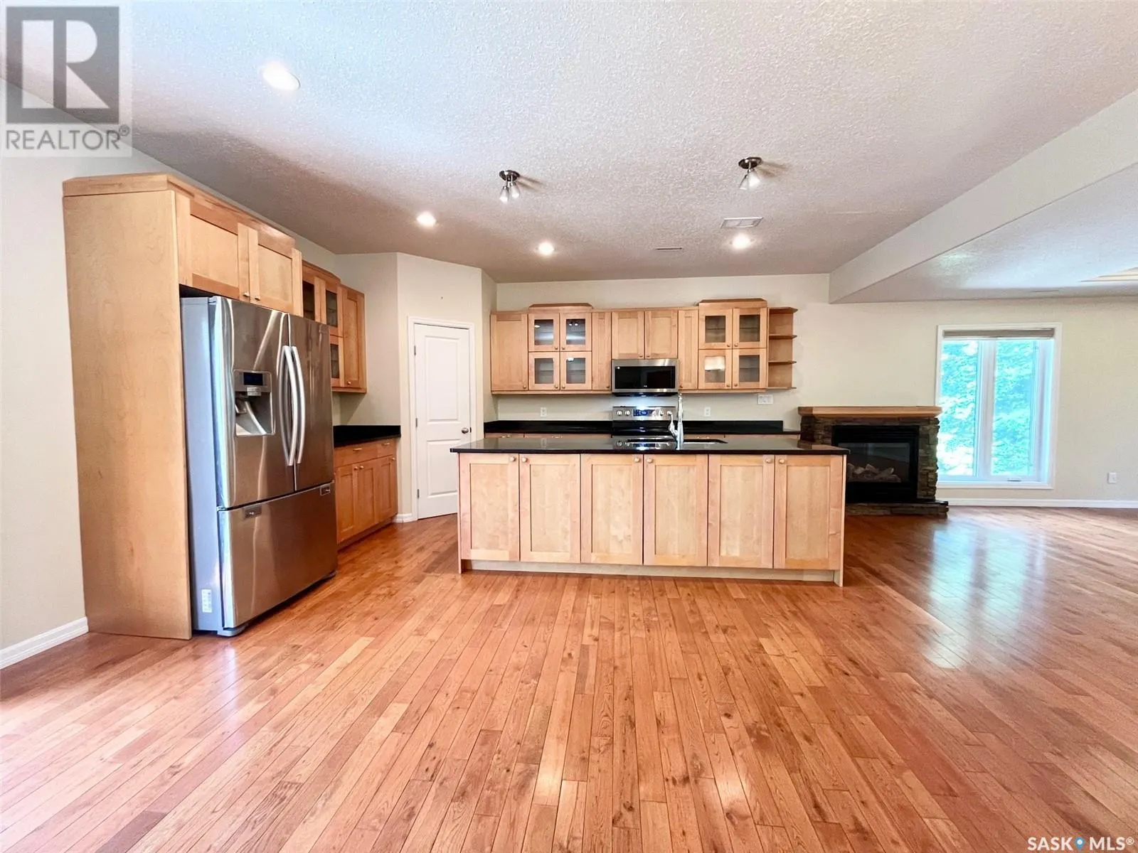 4 211 20th STREET W