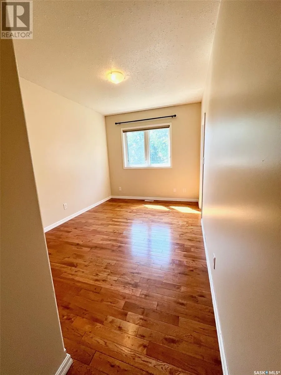 4 211 20th STREET W