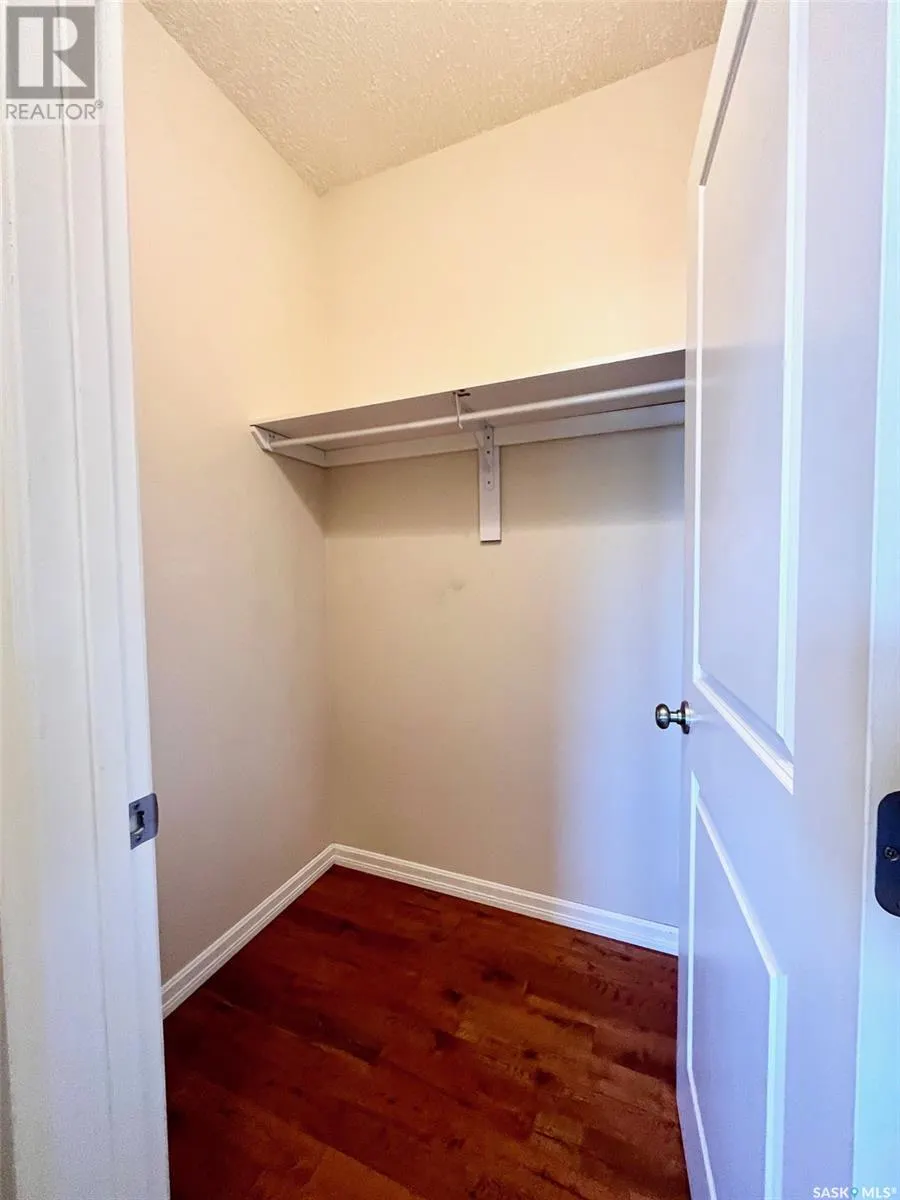 4 211 20th STREET W