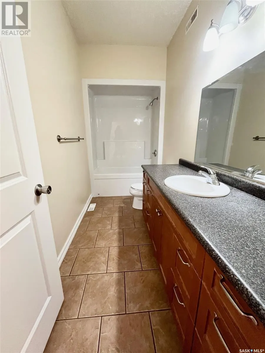 4 211 20th STREET W