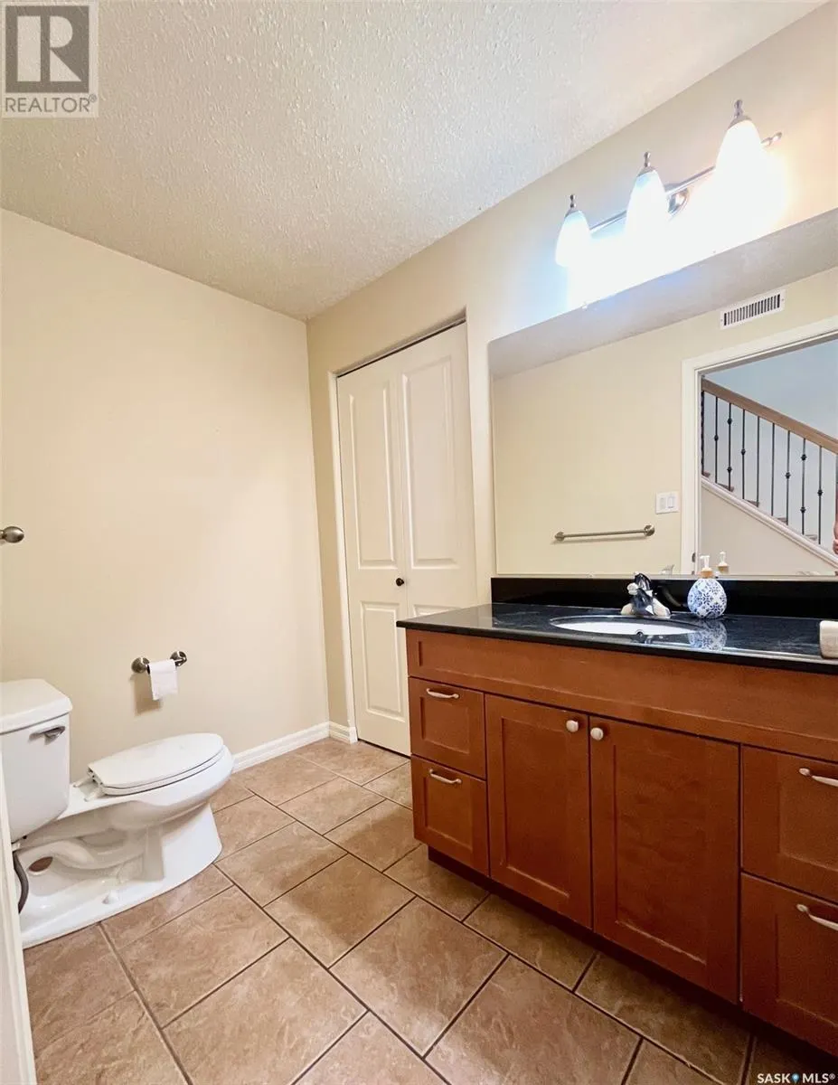 4 211 20th STREET W
