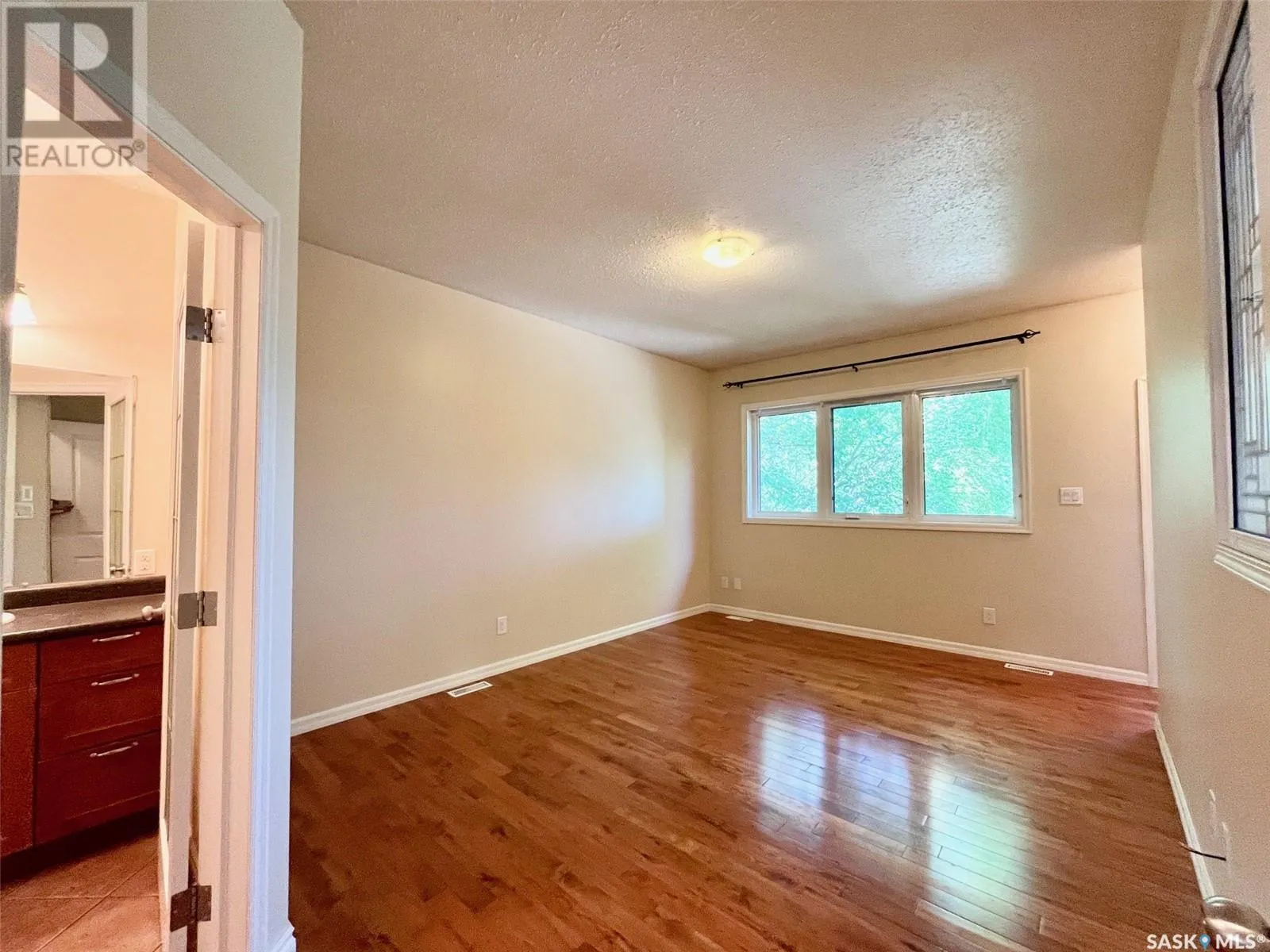 4 211 20th STREET W