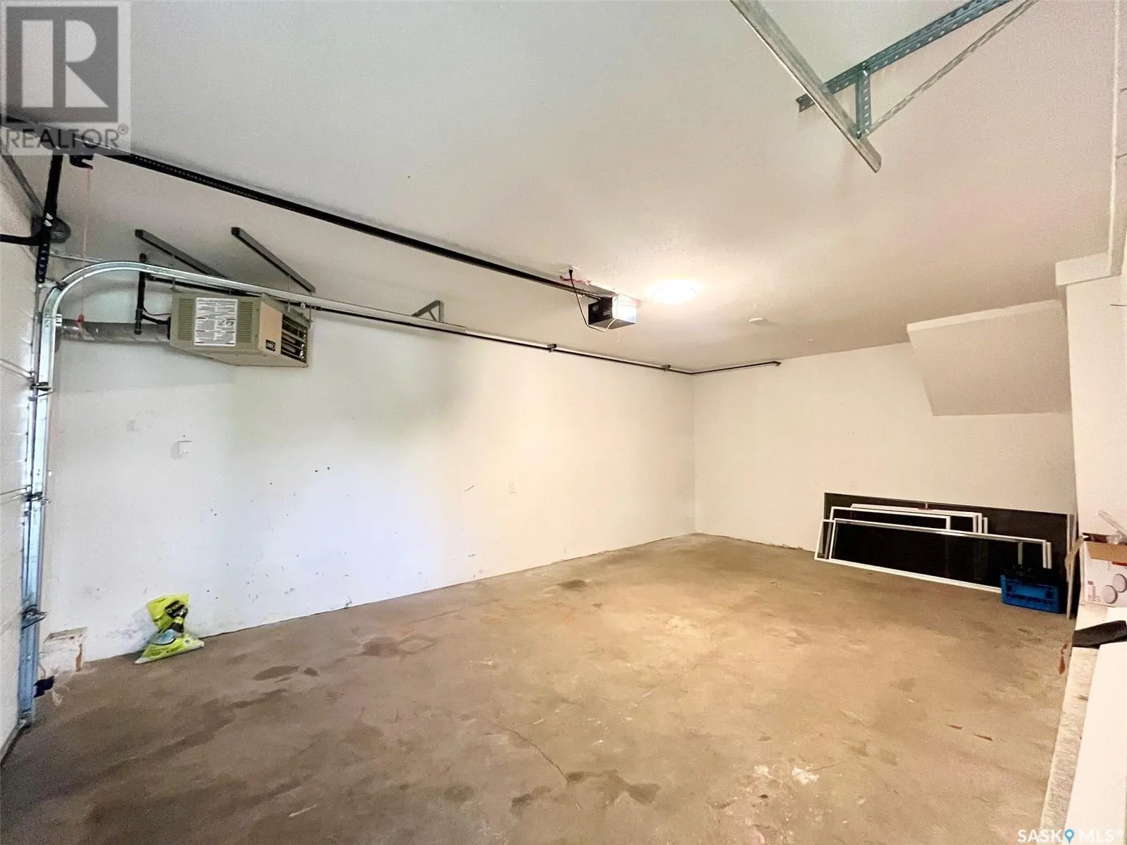 4 211 20th STREET W