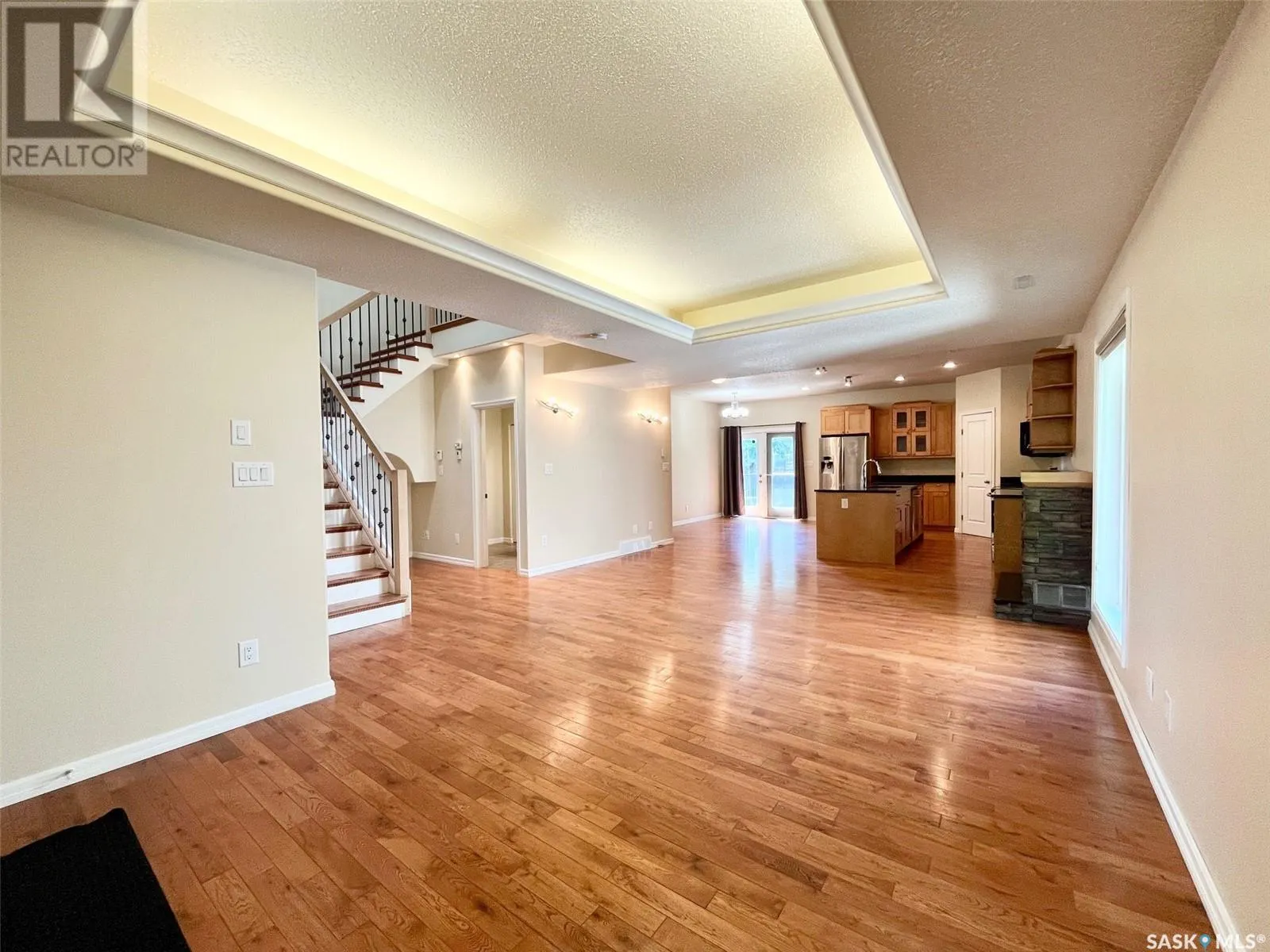 4 211 20th STREET W