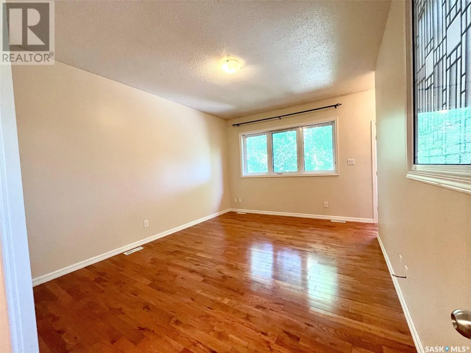4 211 20th STREET W