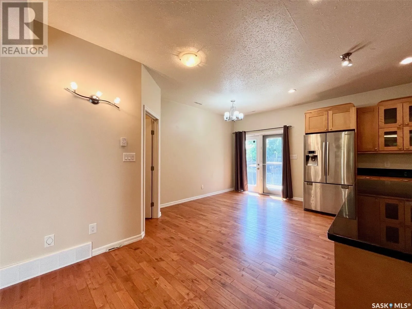 4 211 20th STREET W