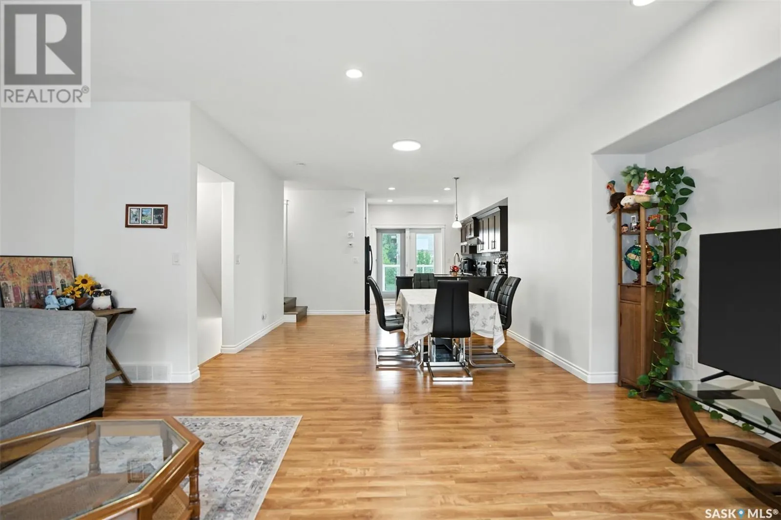 206 212 Willis CRESCENT