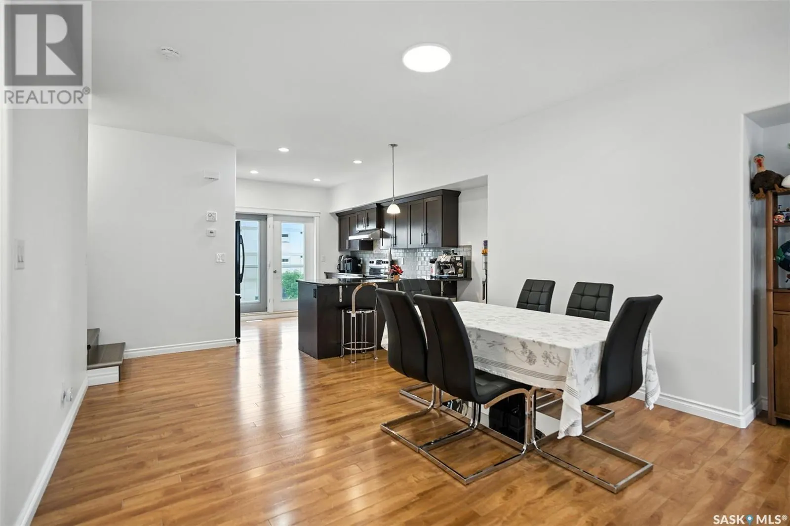 206 212 Willis CRESCENT