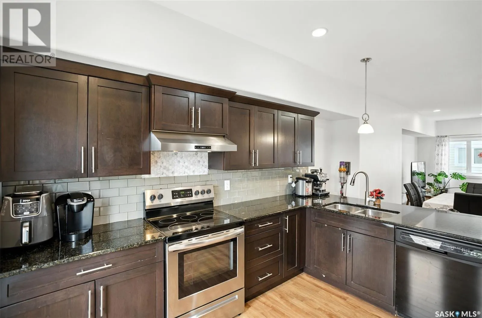 206 212 Willis CRESCENT