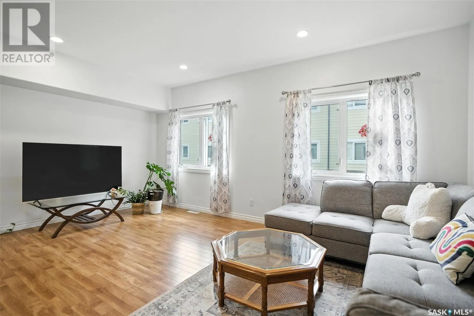 206 212 Willis CRESCENT