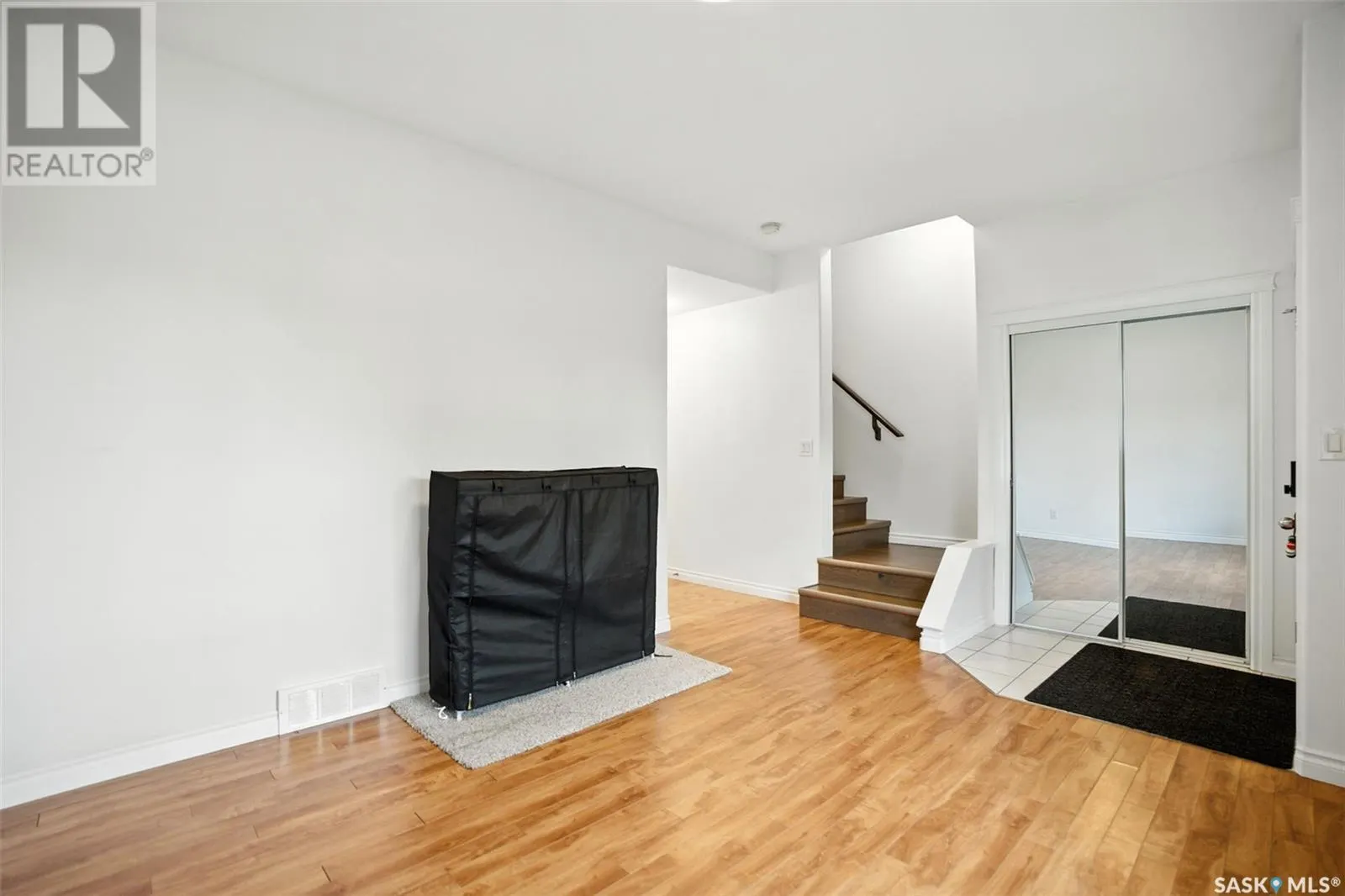 206 212 Willis CRESCENT