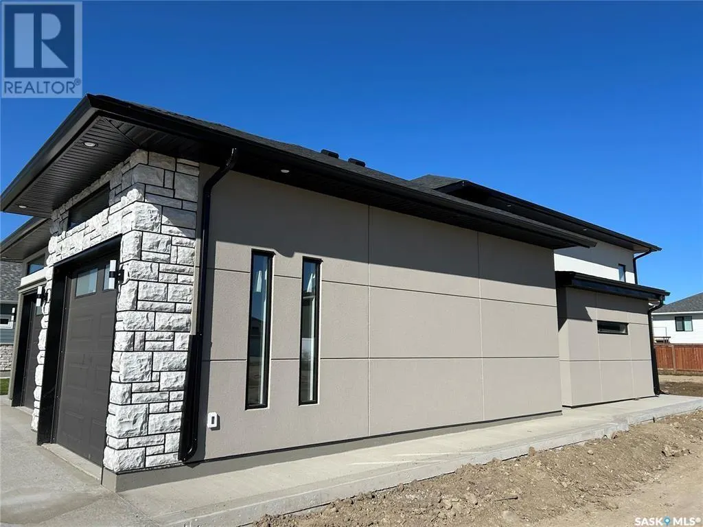 714 Weir CRESCENT