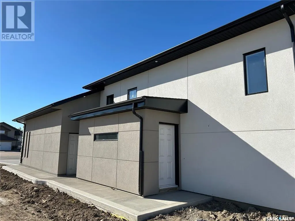 714 Weir CRESCENT