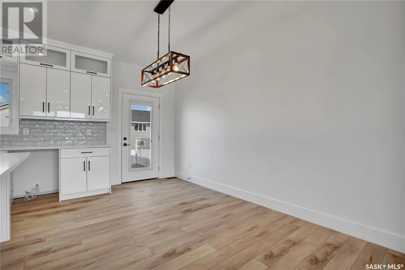 812 Woods CRESCENT