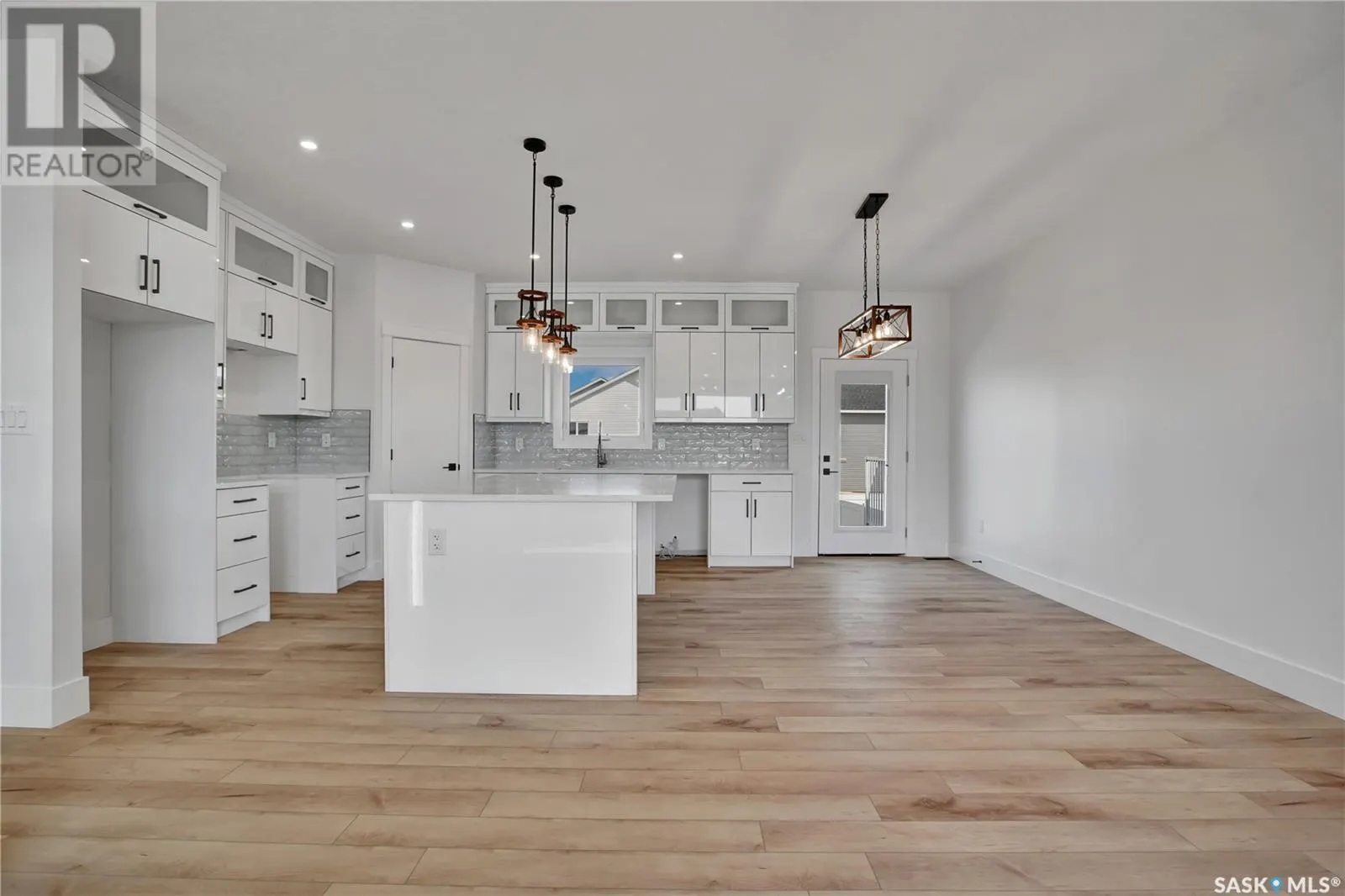 812 Woods CRESCENT