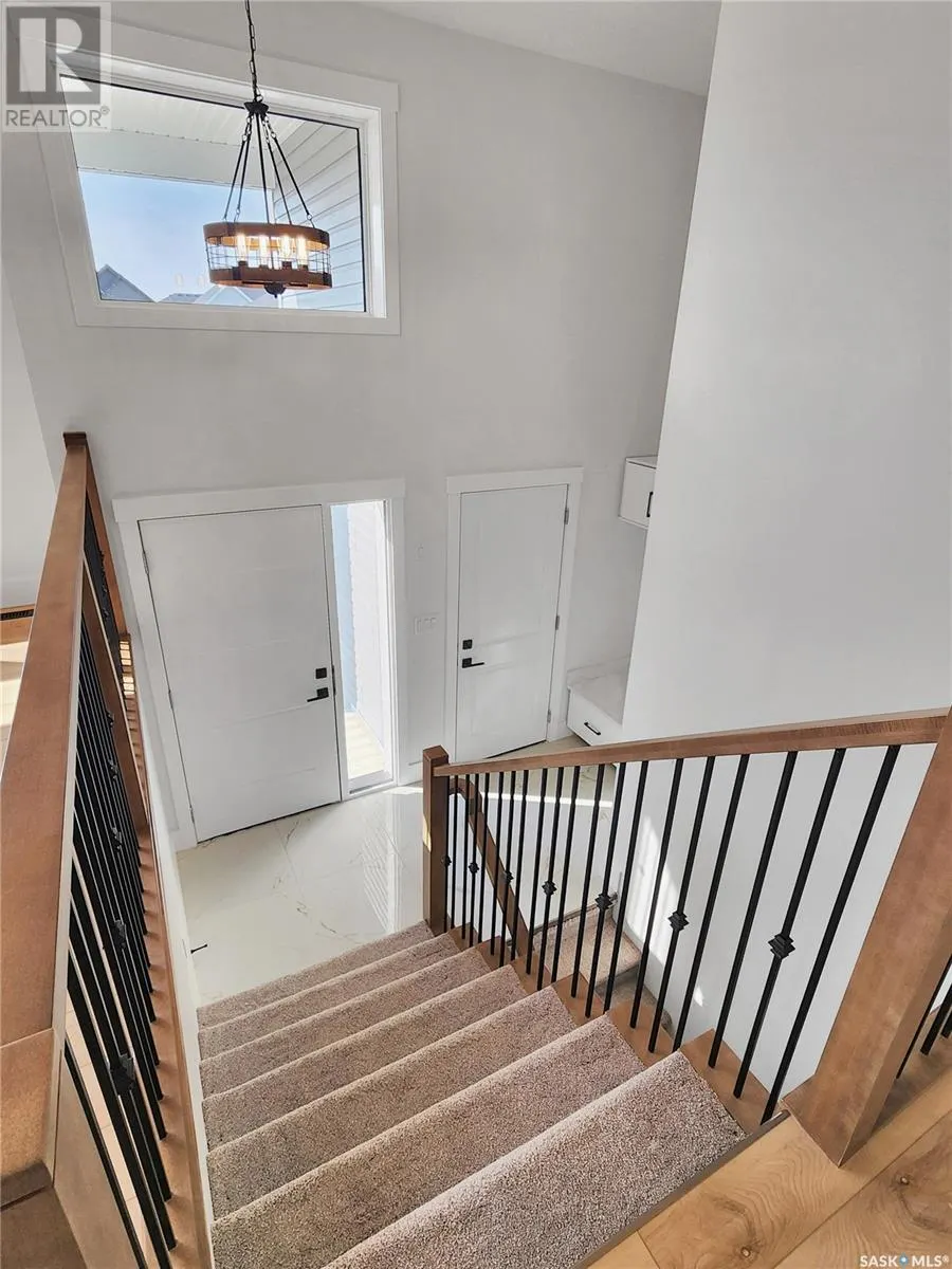 812 Woods CRESCENT