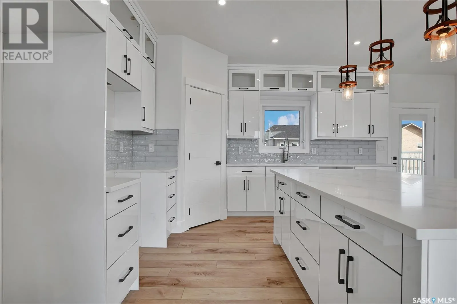812 Woods CRESCENT