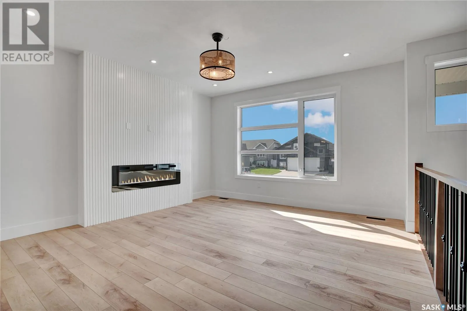 812 Woods CRESCENT