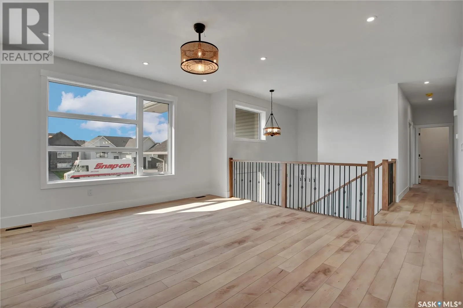 812 Woods CRESCENT