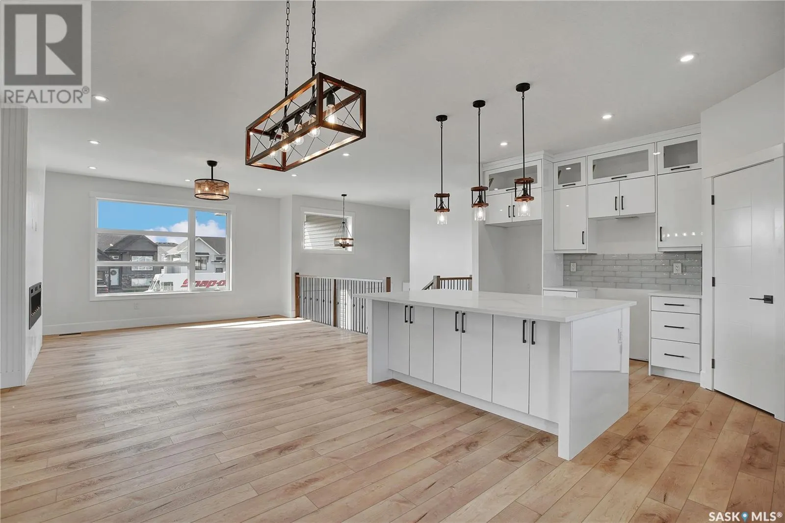 812 Woods CRESCENT