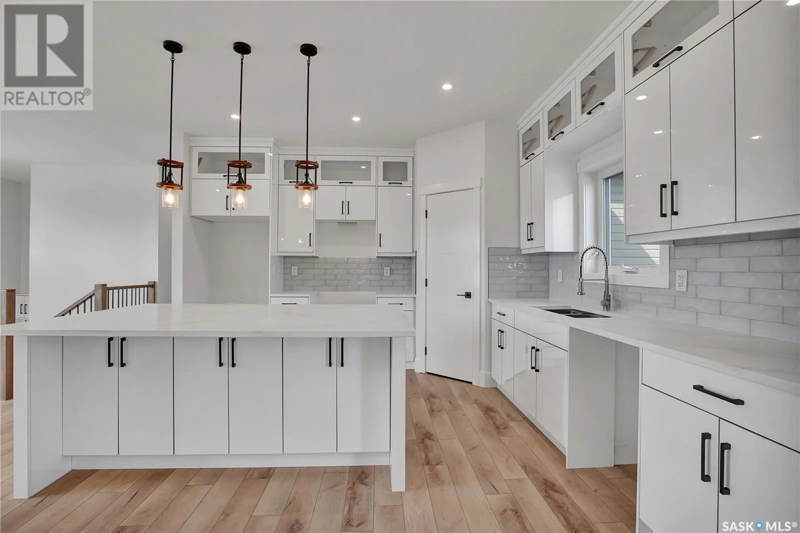 812 Woods CRESCENT