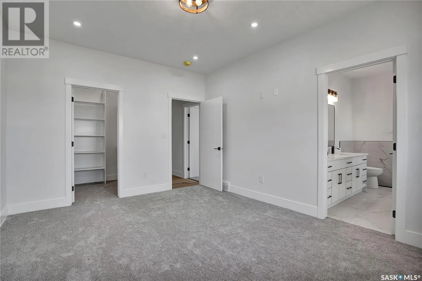 812 Woods CRESCENT