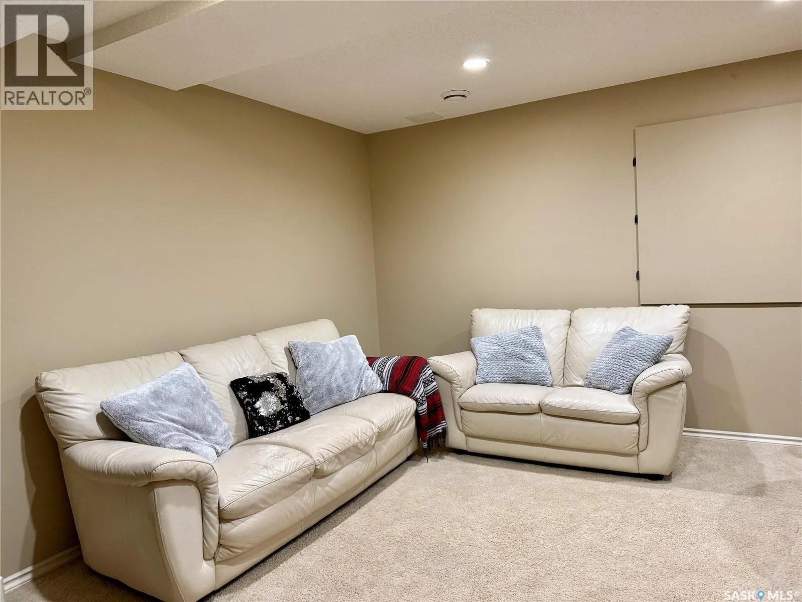 211 105 LYND CRESCENT
