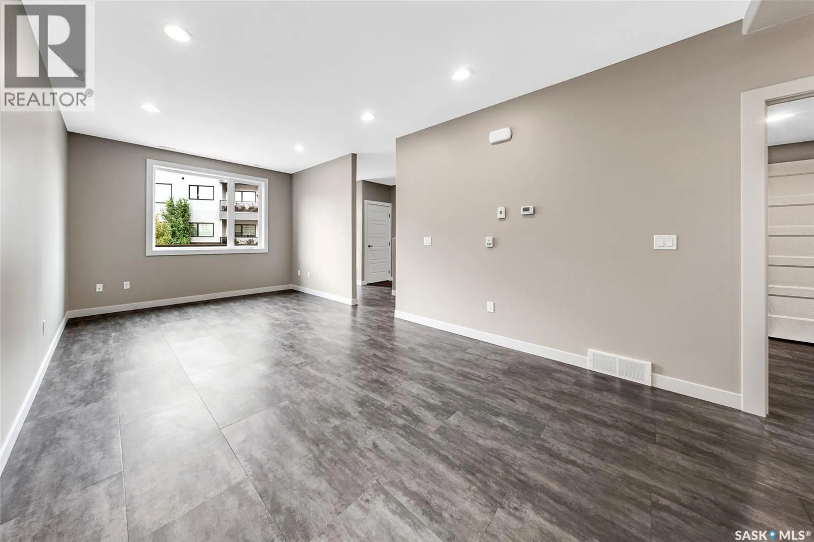 7 103 Willis CRESCENT