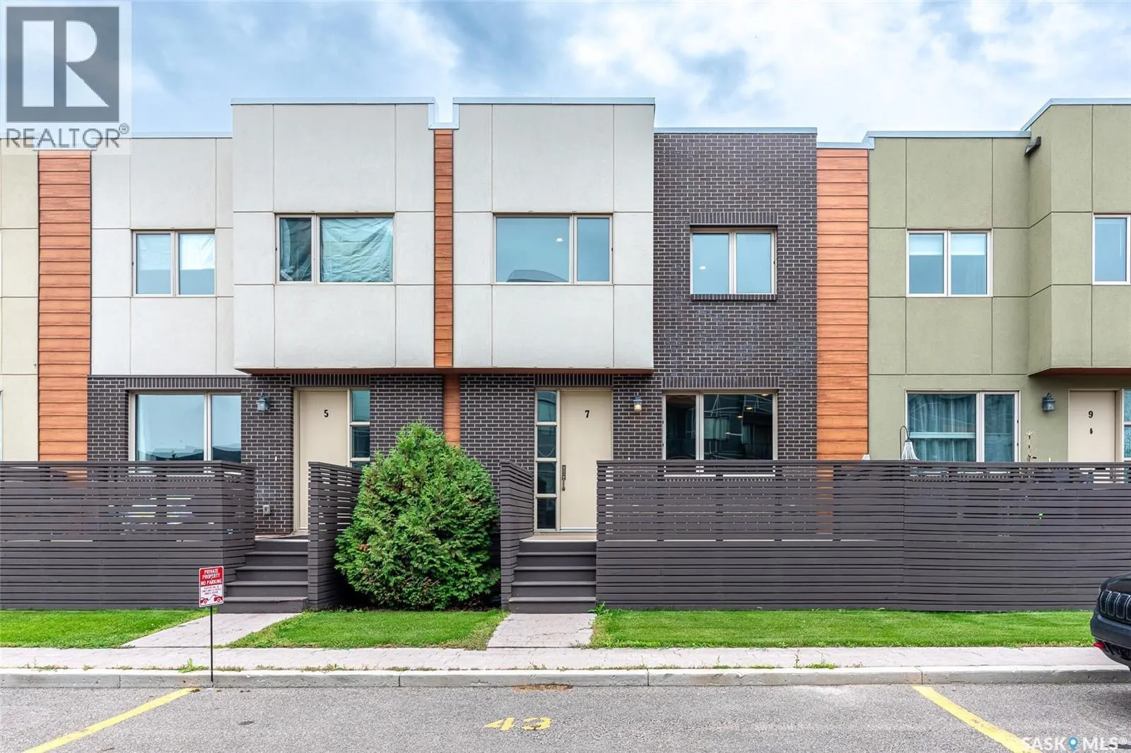 7 103 Willis CRESCENT