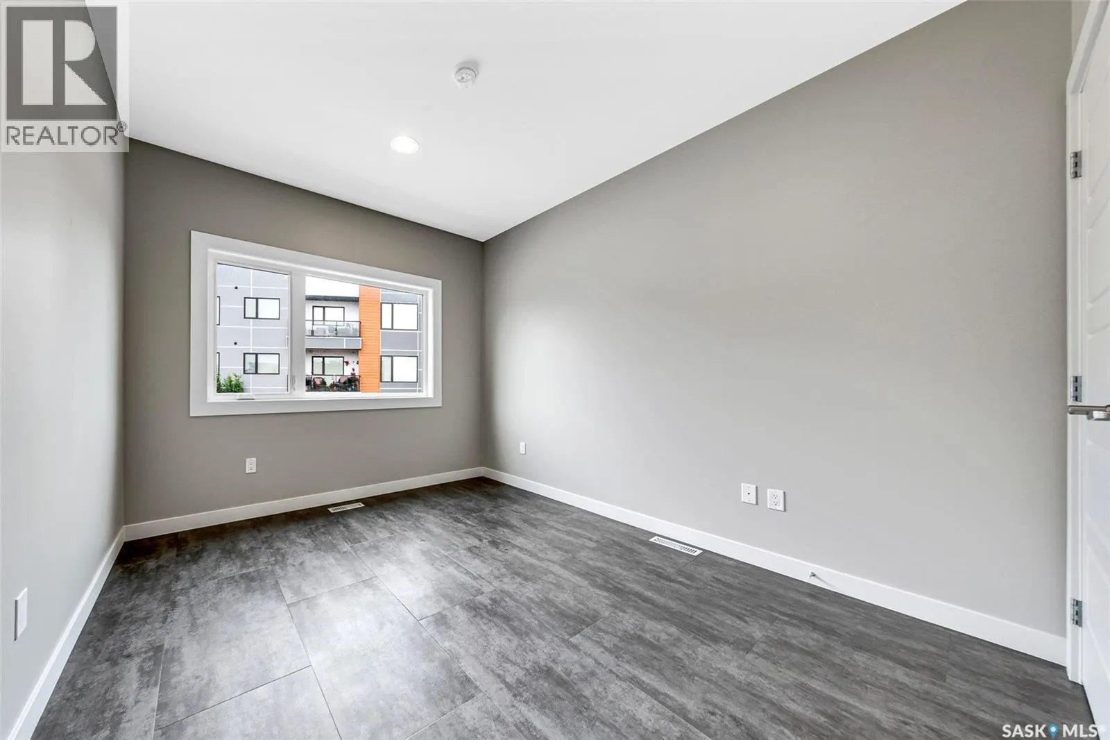 7 103 Willis CRESCENT