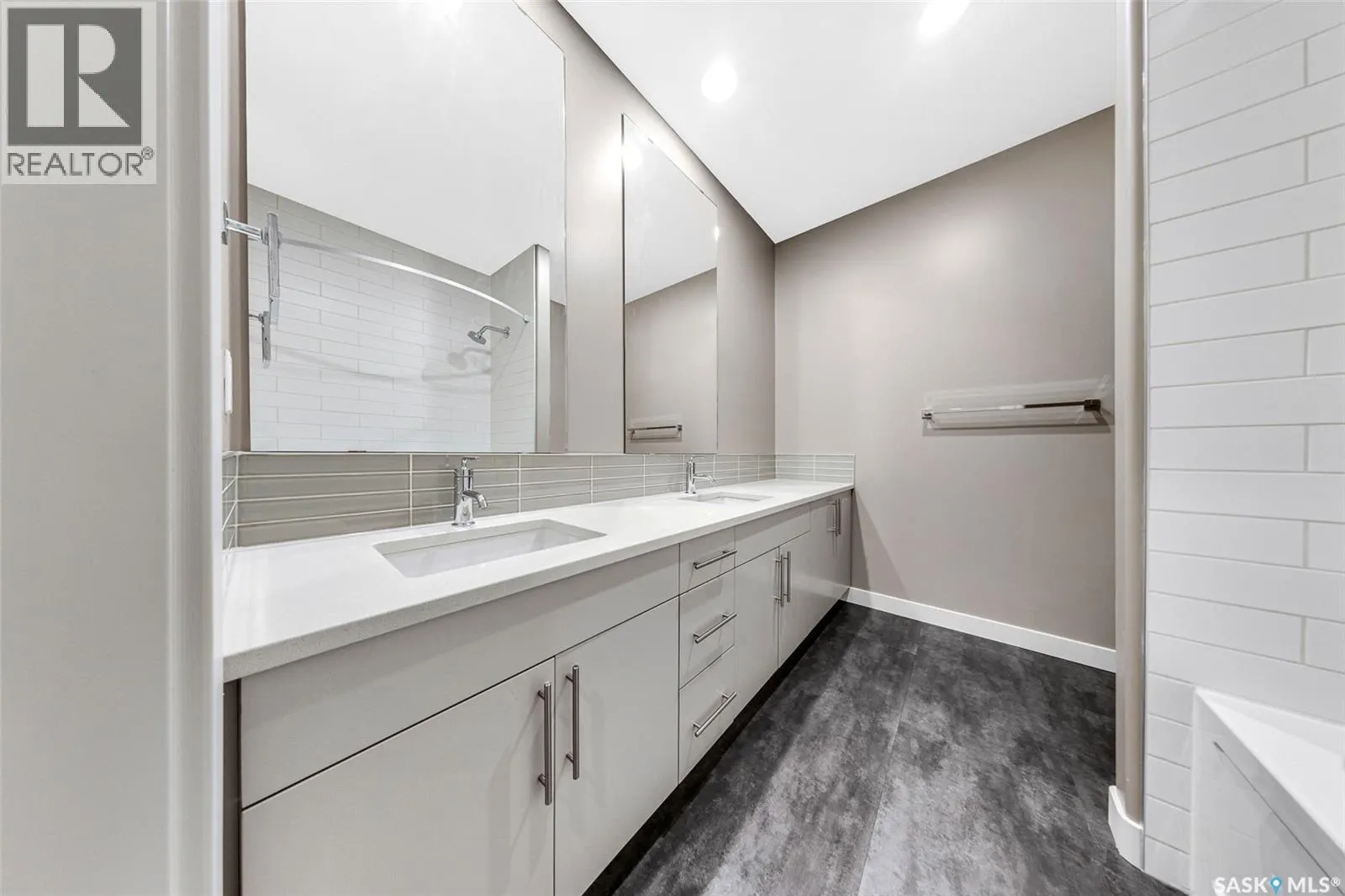7 103 Willis CRESCENT