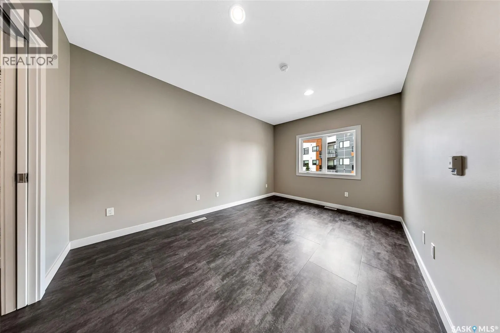 7 103 Willis CRESCENT
