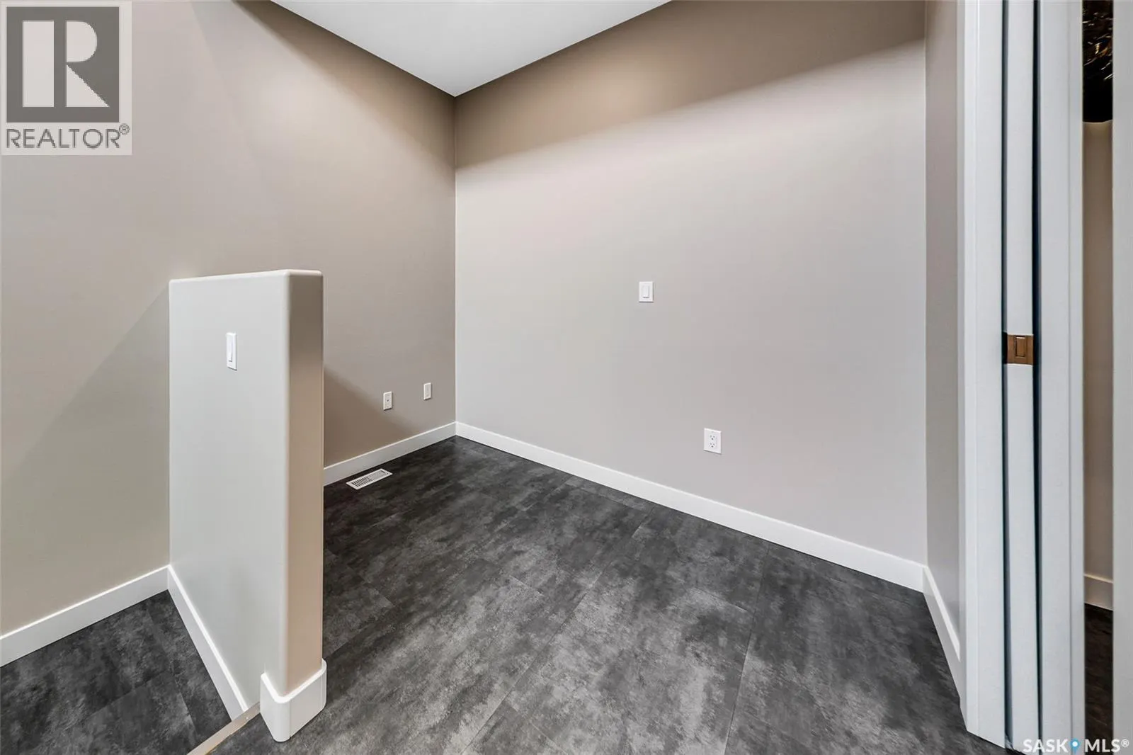 7 103 Willis CRESCENT