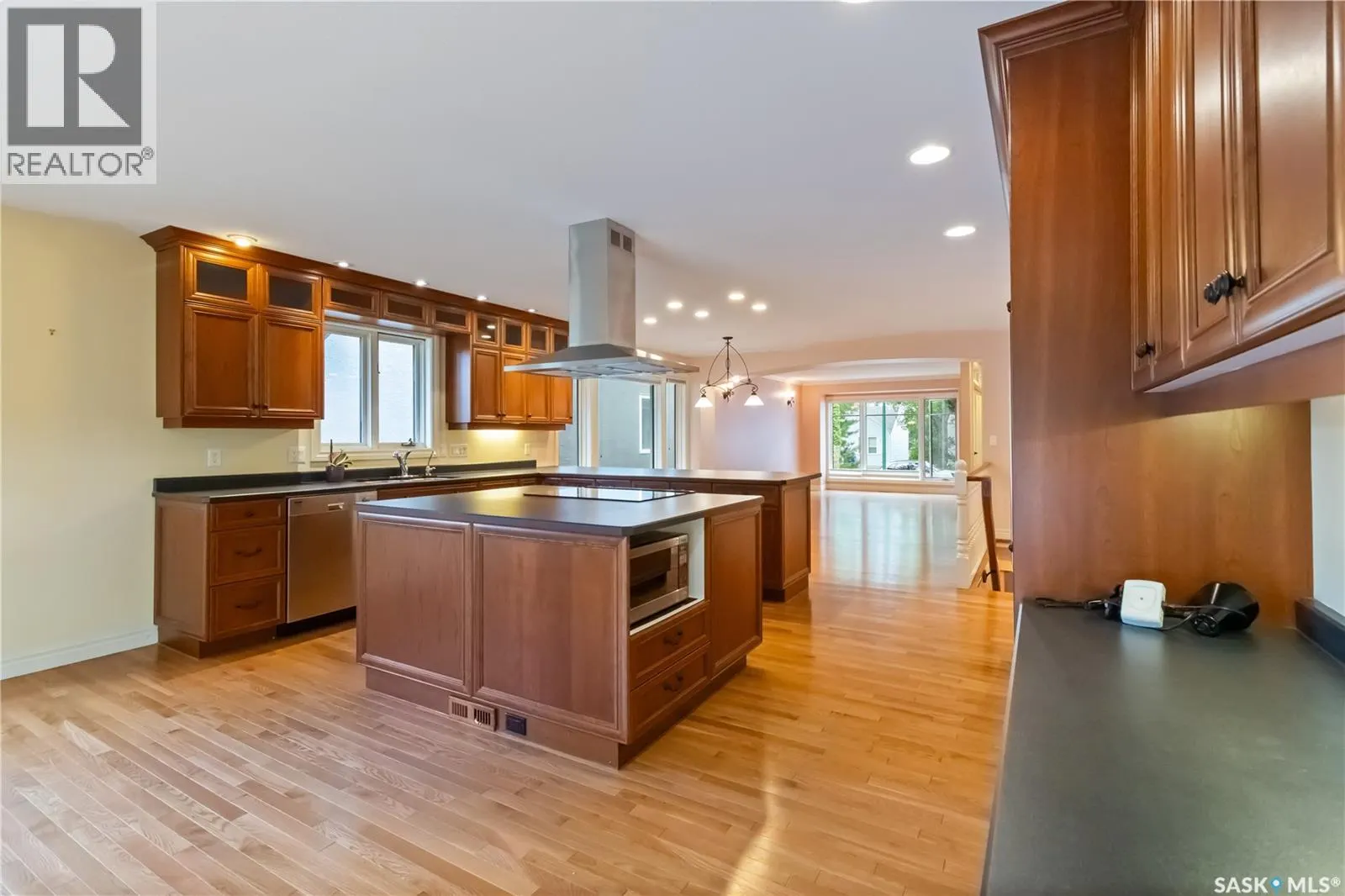 1203 15th STREET E