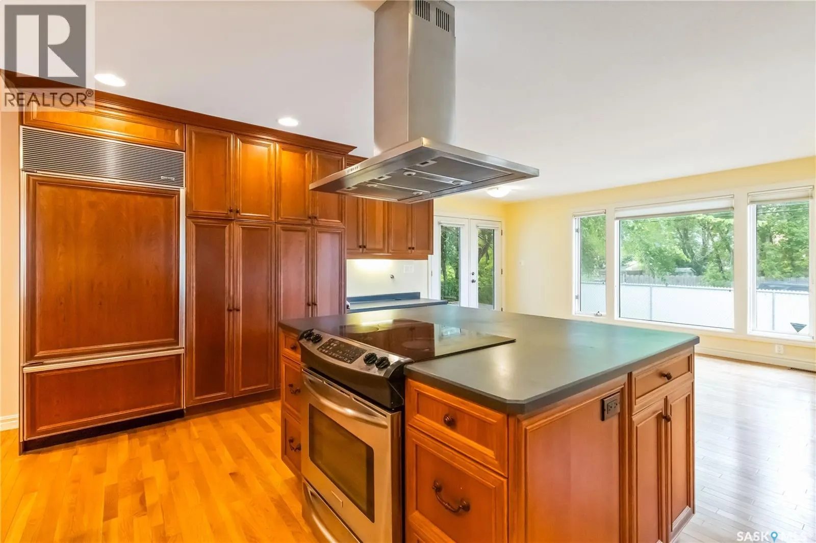 1203 15th STREET E