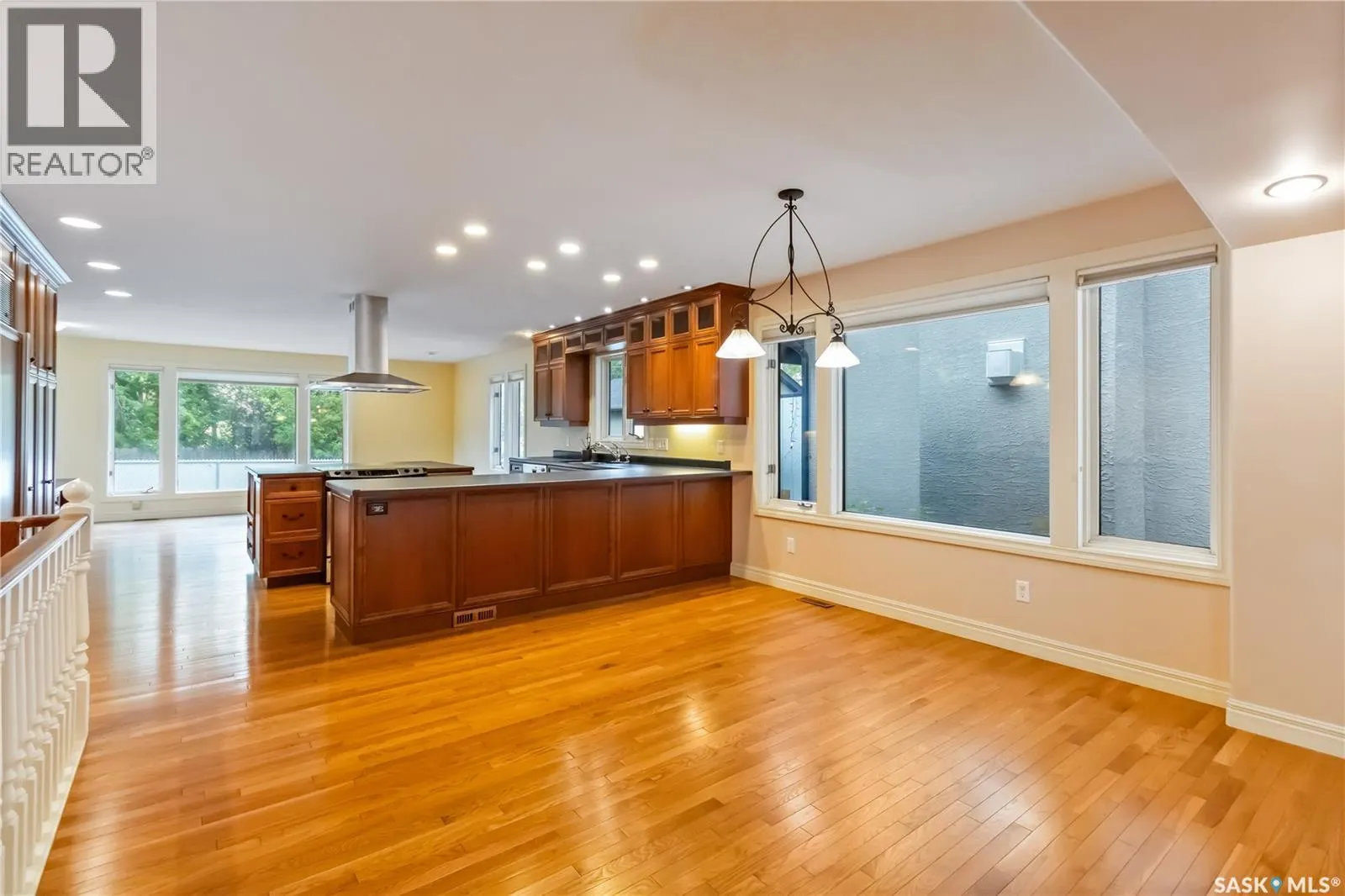 1203 15th STREET E