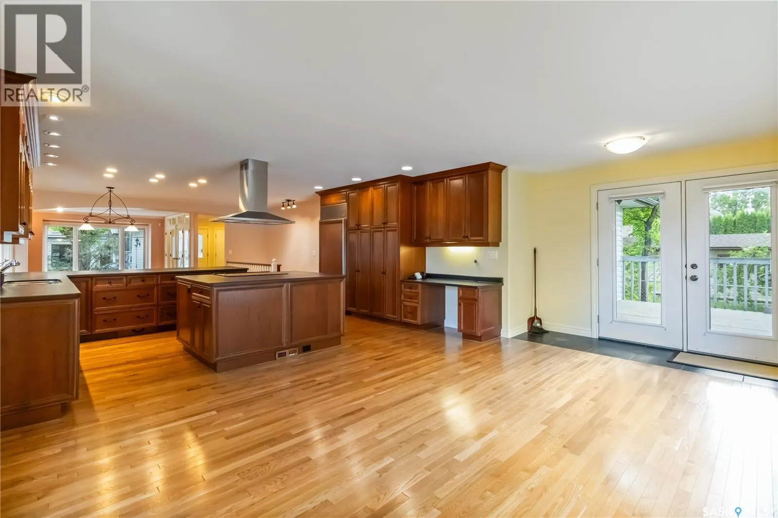 1203 15th STREET E