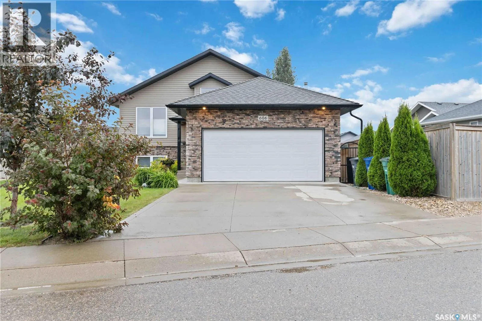 606 Dickson CRESCENT