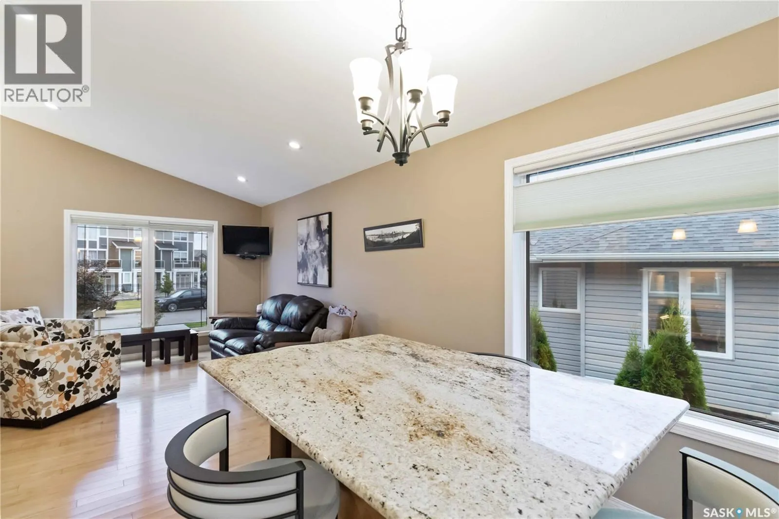 606 Dickson CRESCENT