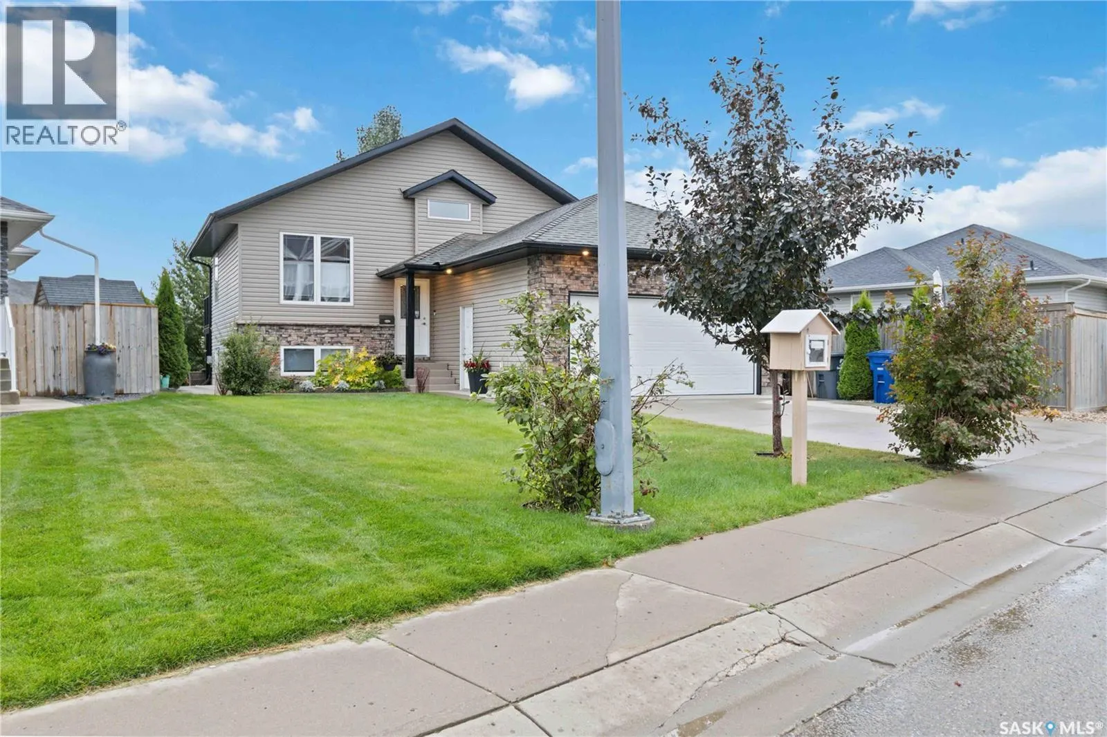 606 Dickson CRESCENT