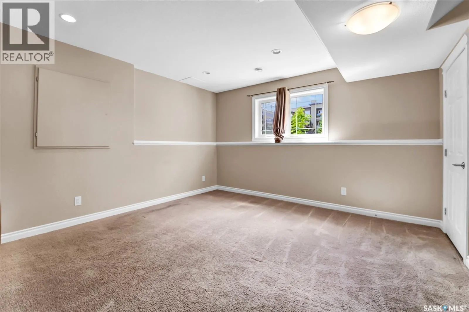 401 212 Willis CRESCENT